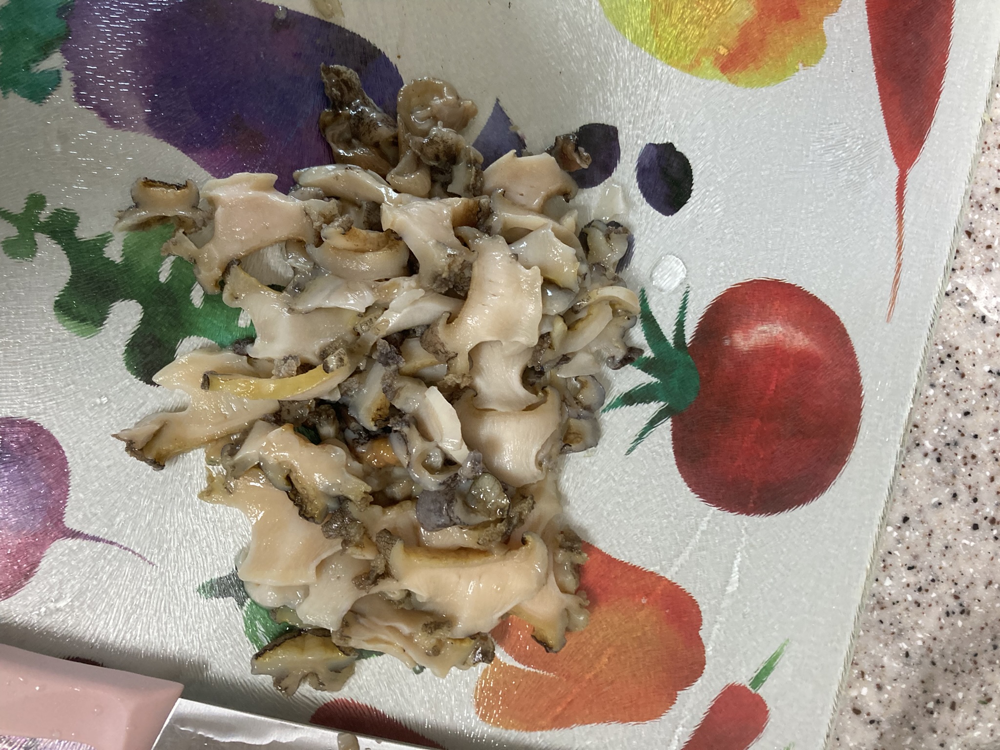 채썬 전복 살이 도마 위에 가지런히 놓여 있는 모습