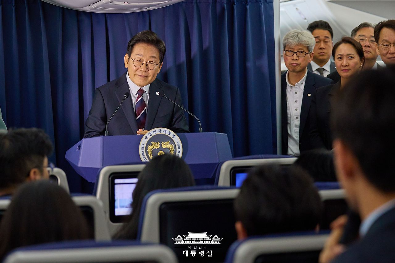 이재명 대통령의 G7 첫 해외 순방에서 기자단과 질답을 하고 있는 모습