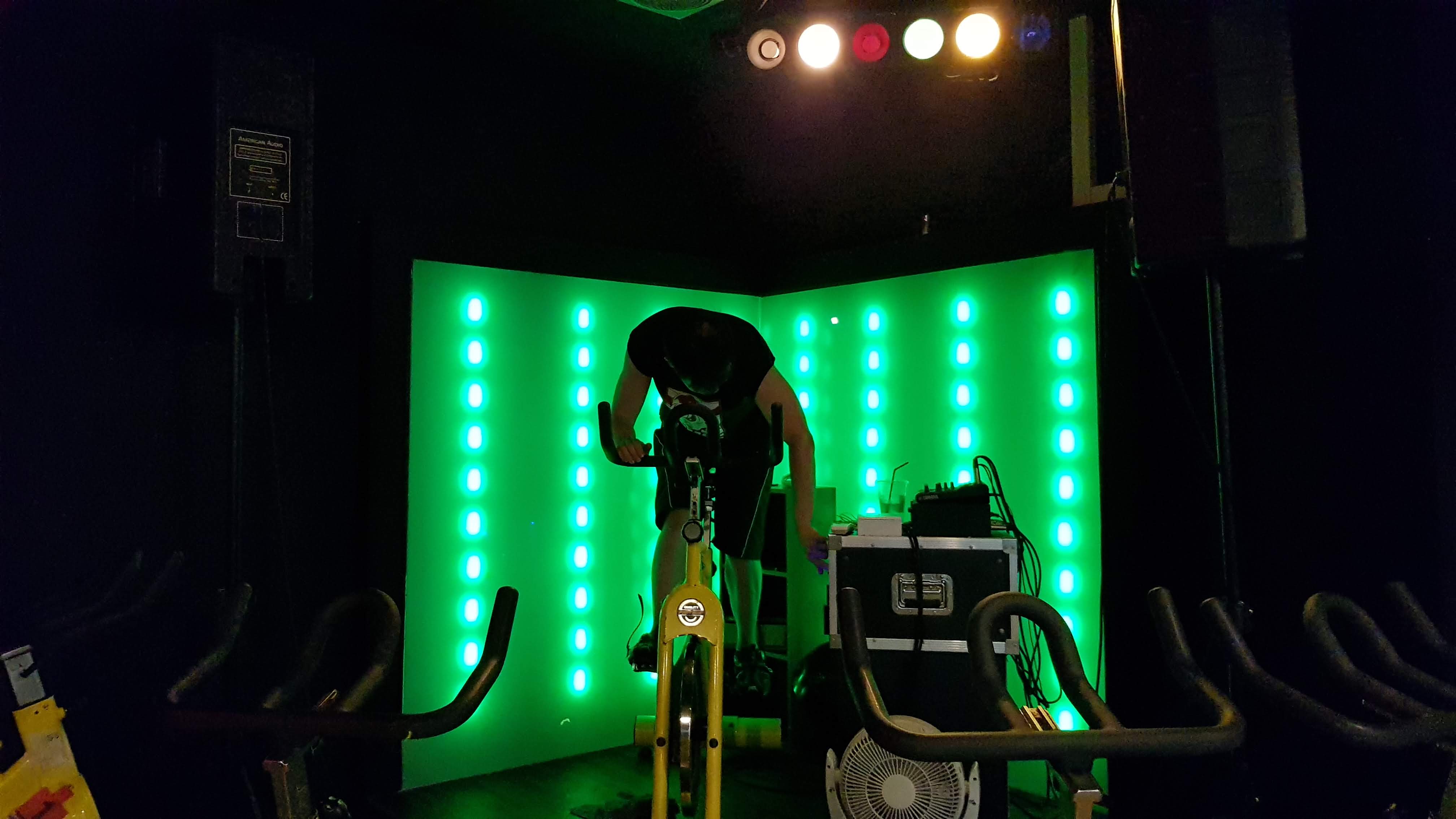 스피닝 클래스에서 열심히!