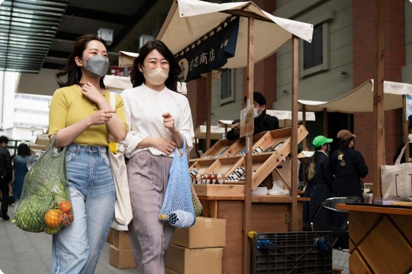 시장에서 물건을 둘러보는 손님들