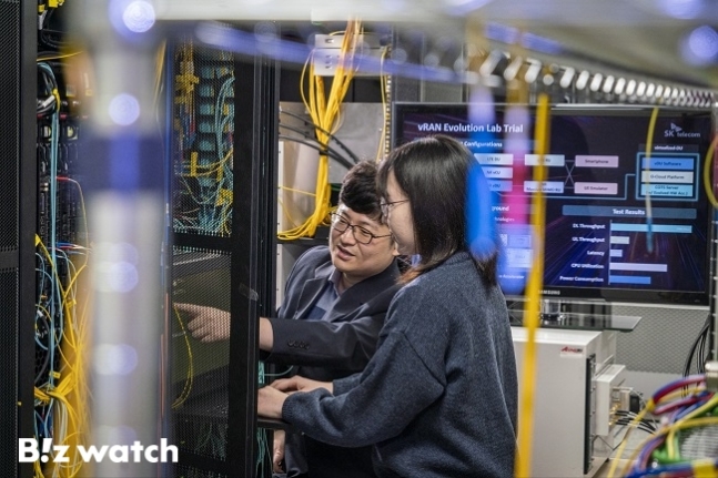 SK텔레콤 직원들이 차세대 가상화 기지국 기술을 테스트하고 있다.