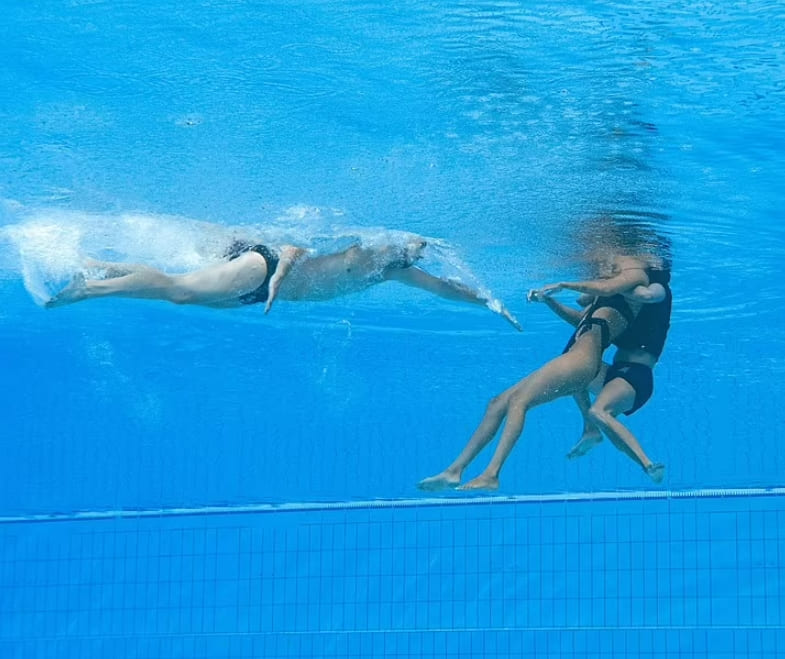 싱크로나이즈 수영선수&#44; 실신해 긴급 구조되는 긴박한 모습 VIDEO: Incredible moment US synchronised swimmer&#39;s coach leaps into pool to save her life..