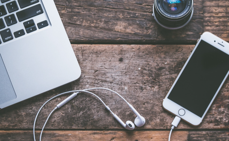 이어폰과 전자기기 사진
