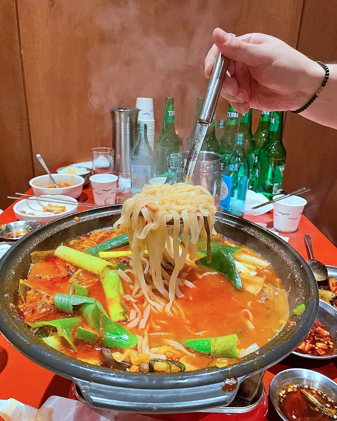 줄서는식당 권율 추천 차돌박이 갈빗살 아롱사태 모듬 수육, 낙지볶음, 특해장국 맛있는 식당 신사동 가로수길 해장국집 맛집 소개