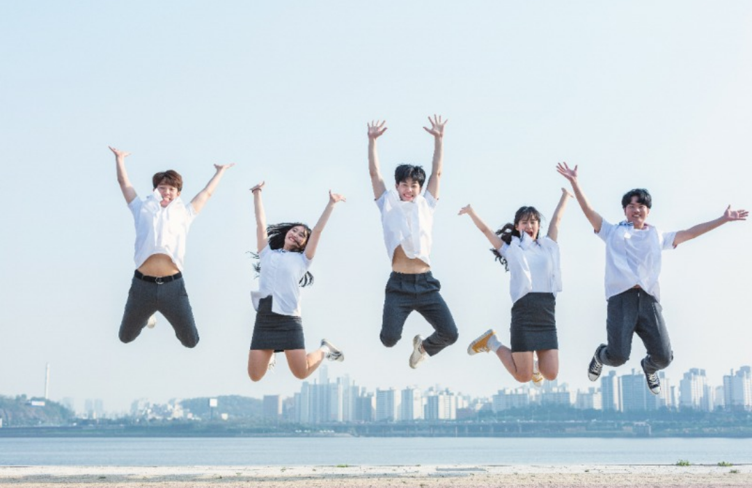 청년 다섯명이 하늘 높이 뛰고 있다.