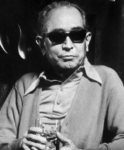 흑백 배경에 구로사와 아키라