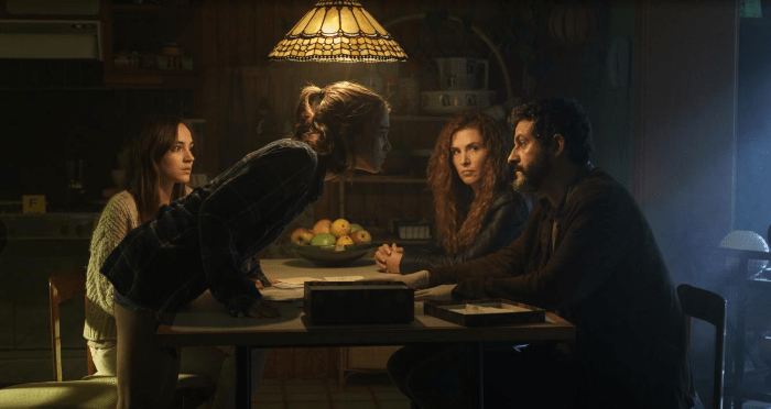 식탁에 앉아 있는 가족들의 모습