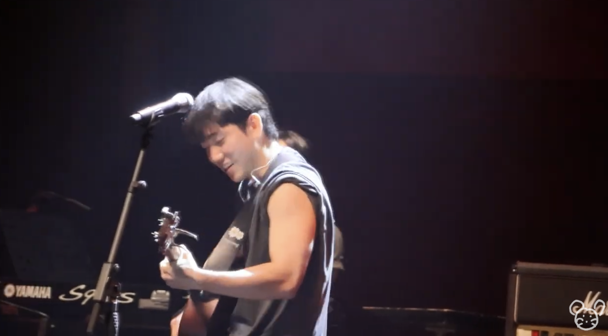 가수 이상웅 공연 장면