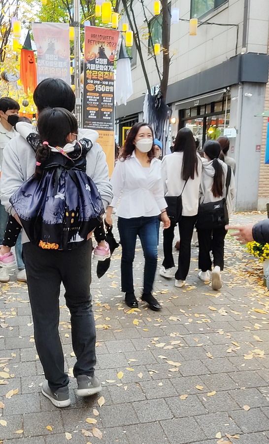 속상해서 아빠에게 업혀있는 쿠앙이