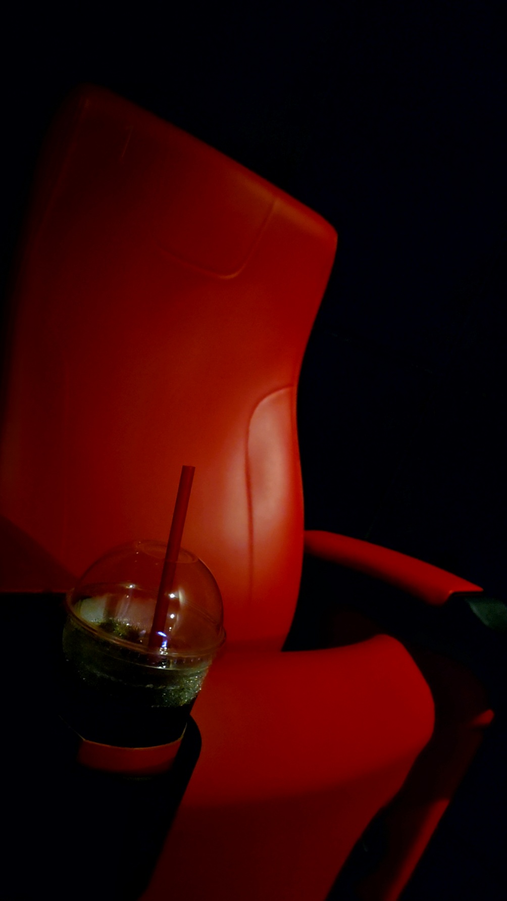 빨간-의자가-있어요.