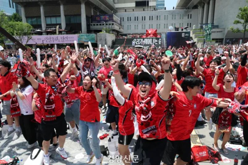 전현무 월드컵 중계 카리나 윈터 권은비 윤두준 연예인 축구 응원