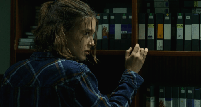 뭔가를 보고 겁먹은 소녀의 모습