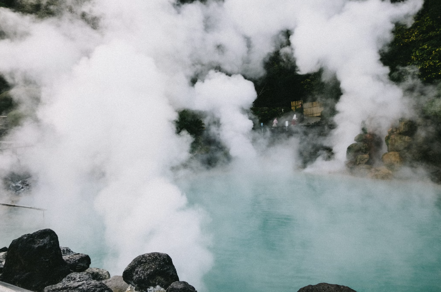 여행의 피로를 녹이는 최고의 힐링, 해외 온천 여행의 매력