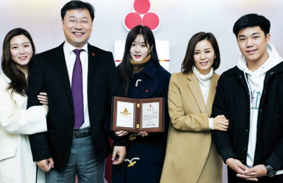 견미리와 현재 남편 이홍헌 두 딸과 아들 기부하고 찍은 기념 사진