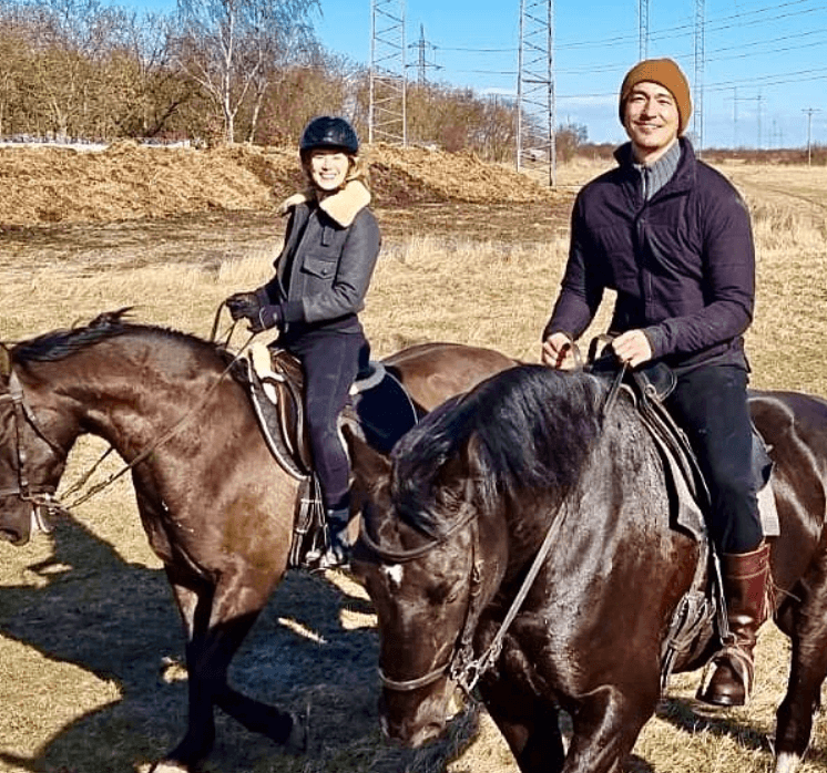 다니엘 헤니가 말을 타고 있는 장면