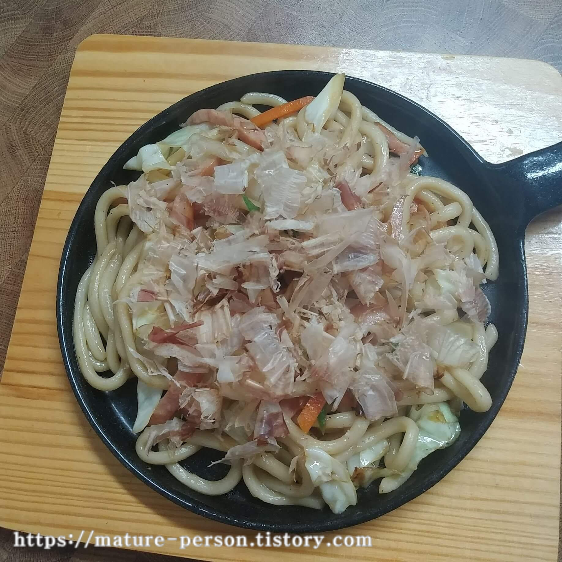 볶음우동에 가쓰오부시