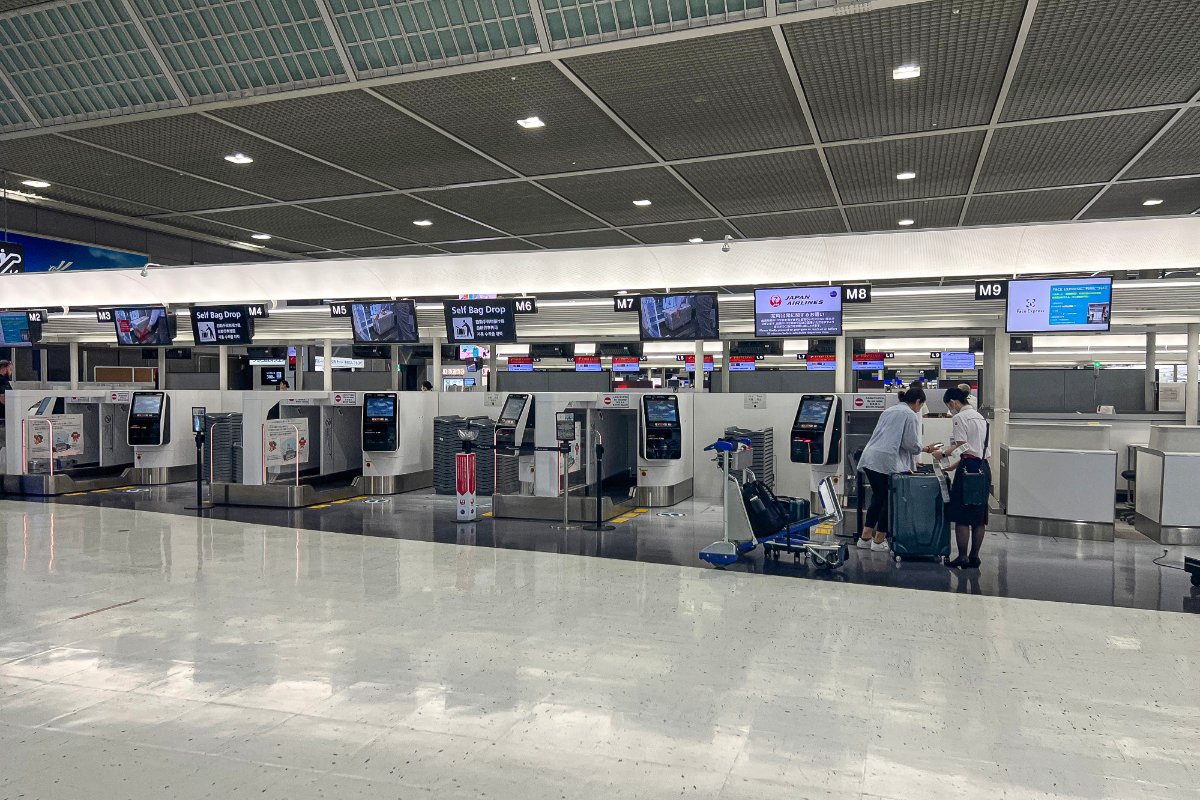 나리타 공항 제2터미널 체크인 카운터 전경