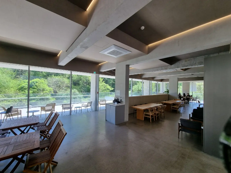 카페의-내부사진