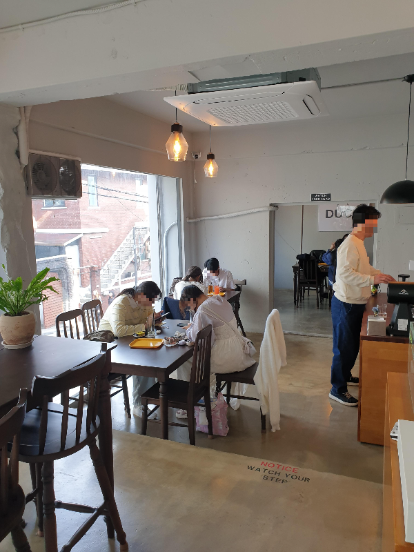 회색 벽면과 천장 그리고 바닥. 빈티지한 가구가 조화를 이룬다.