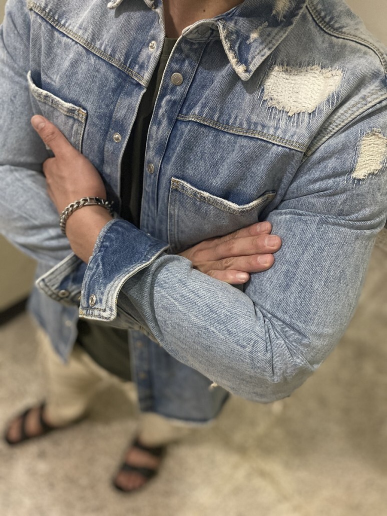 데일리 룩(오뭘입)_저녁_자라 청자켓, 지오다노 카키 반팔티, 자라 카고바지, 버켄스탁 샌들, 남자꿀조합스타일링, OOTD