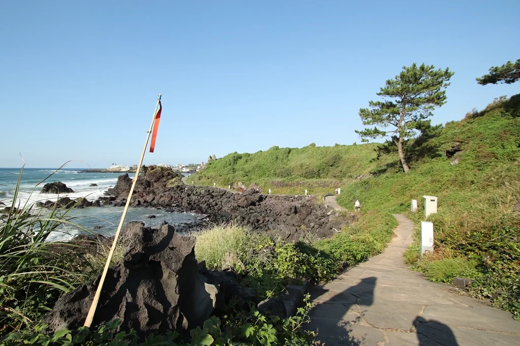곽지과물해안산책로의 시작점 입구 전경.