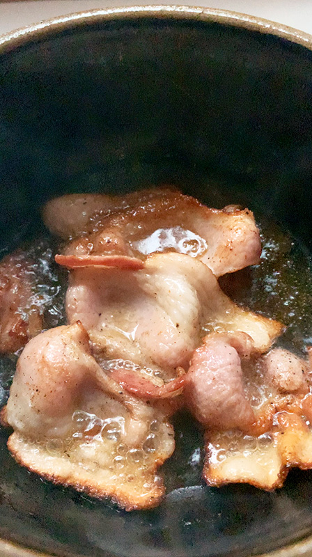 돌솥에서 베이컨이 크리스피하게 구워지고 있다