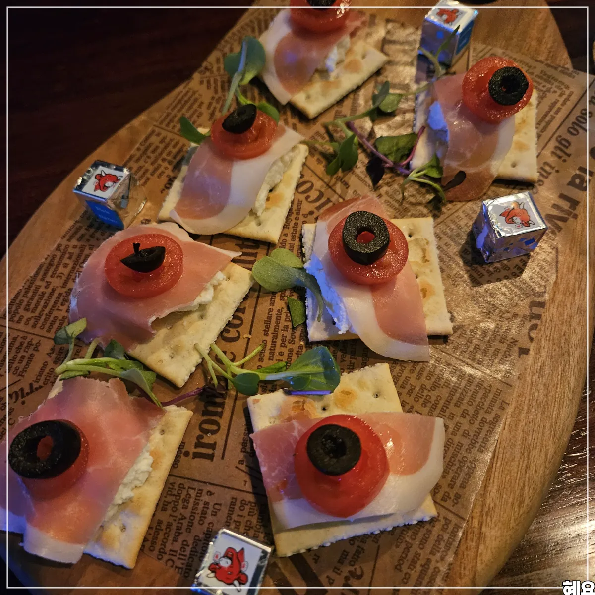 하몽과-토마토-올리브가-올라간-하몽카나페