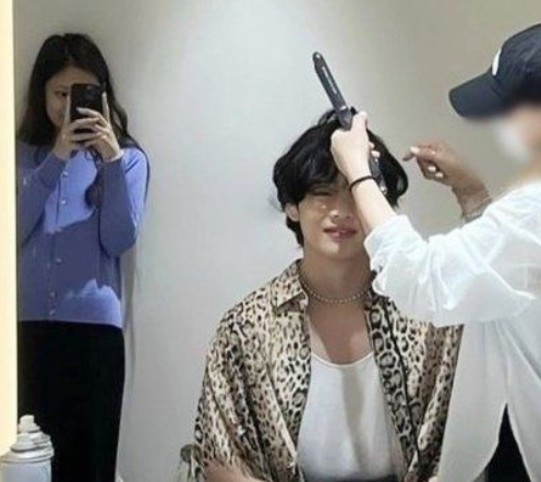 sns 상에 올라온 뷔와 제니로 보이는 사진