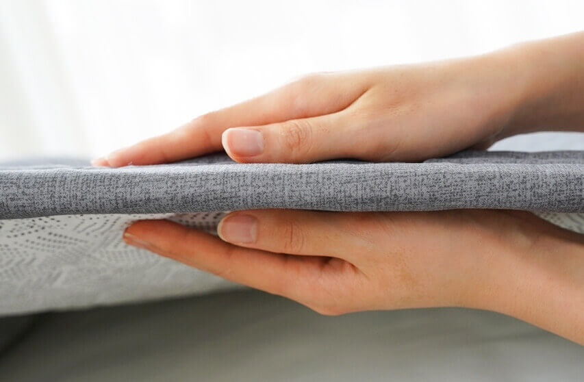 양 손으로 매트를 잡고 있는 손