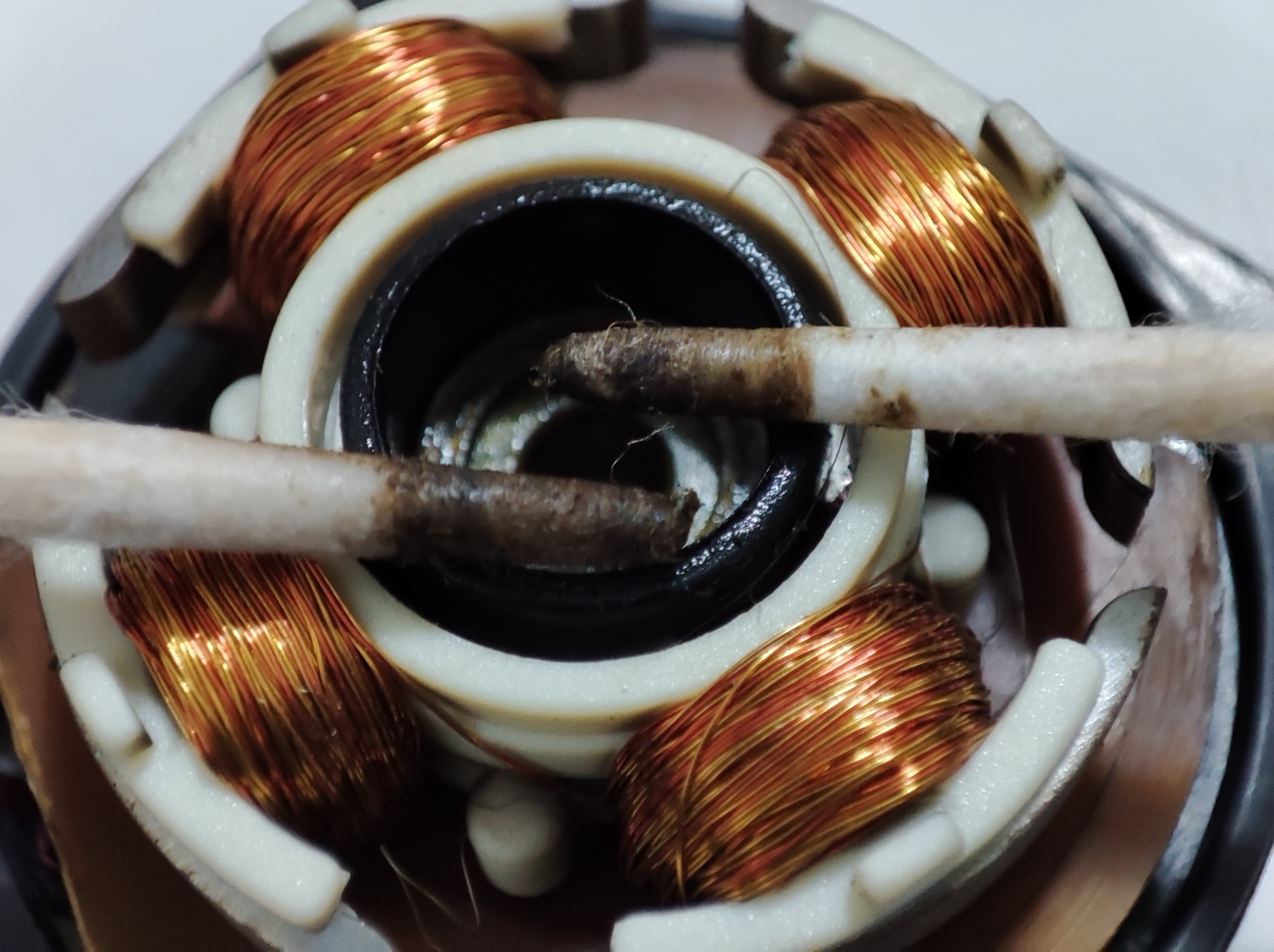 기름때를 닦아내고 있습니다. 2