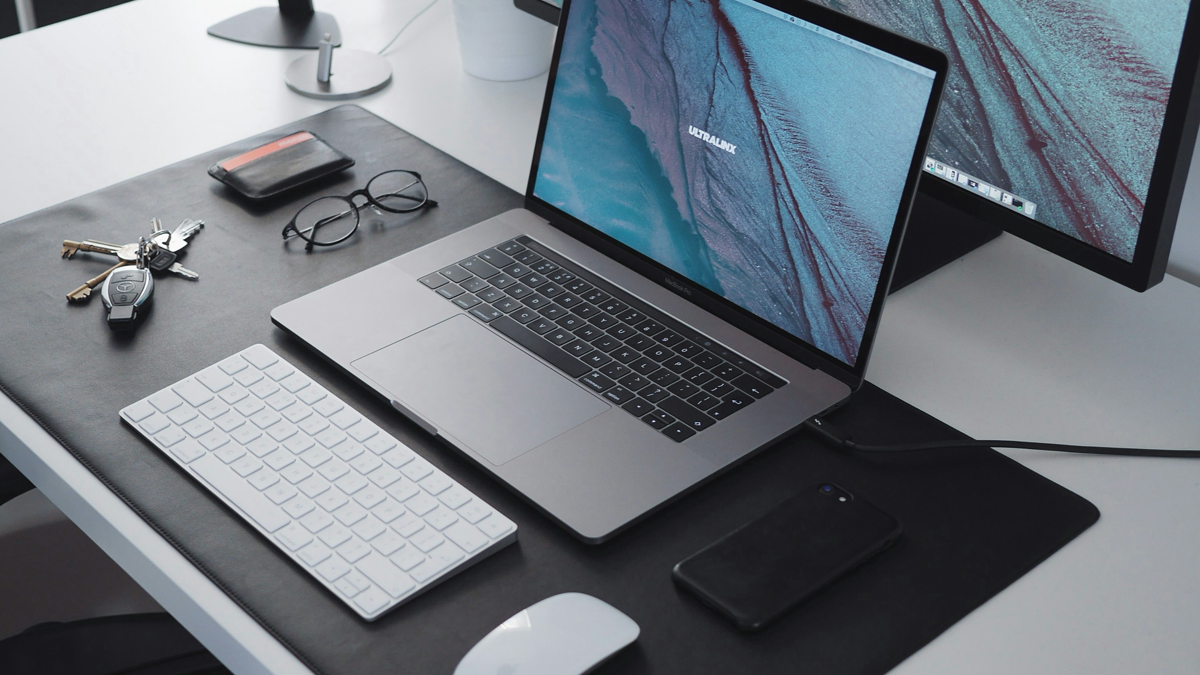 MacBook과 키보드가 놓인 실제 작업 공간
