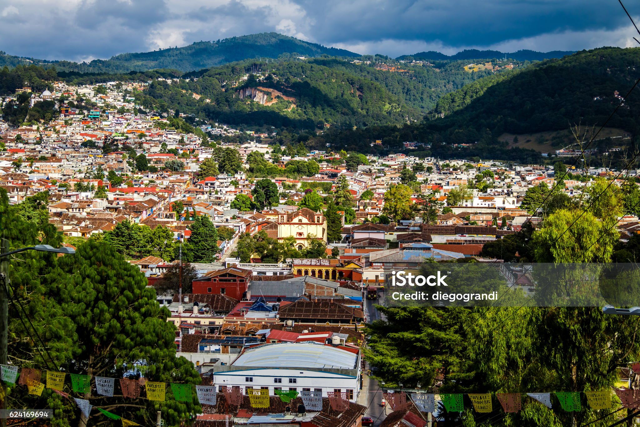 높은 고산지역의 산 크리스토발데 라스 카사스의 마을 풍경을 찍은 사진입니다.