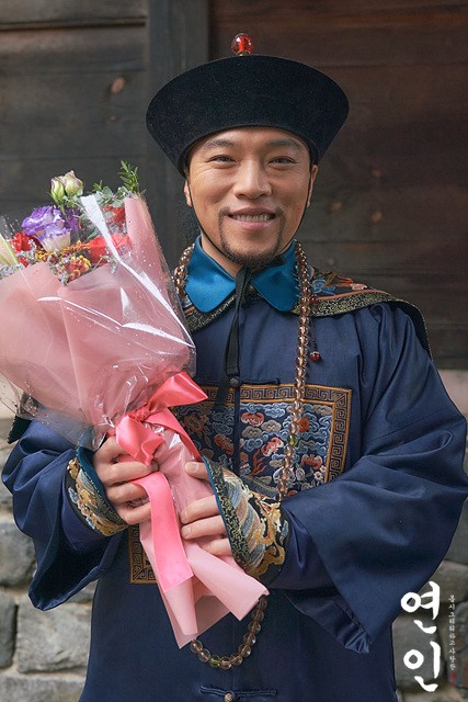 연인 촬영 현장에서 꽃다발을 들고 웃는 출연자