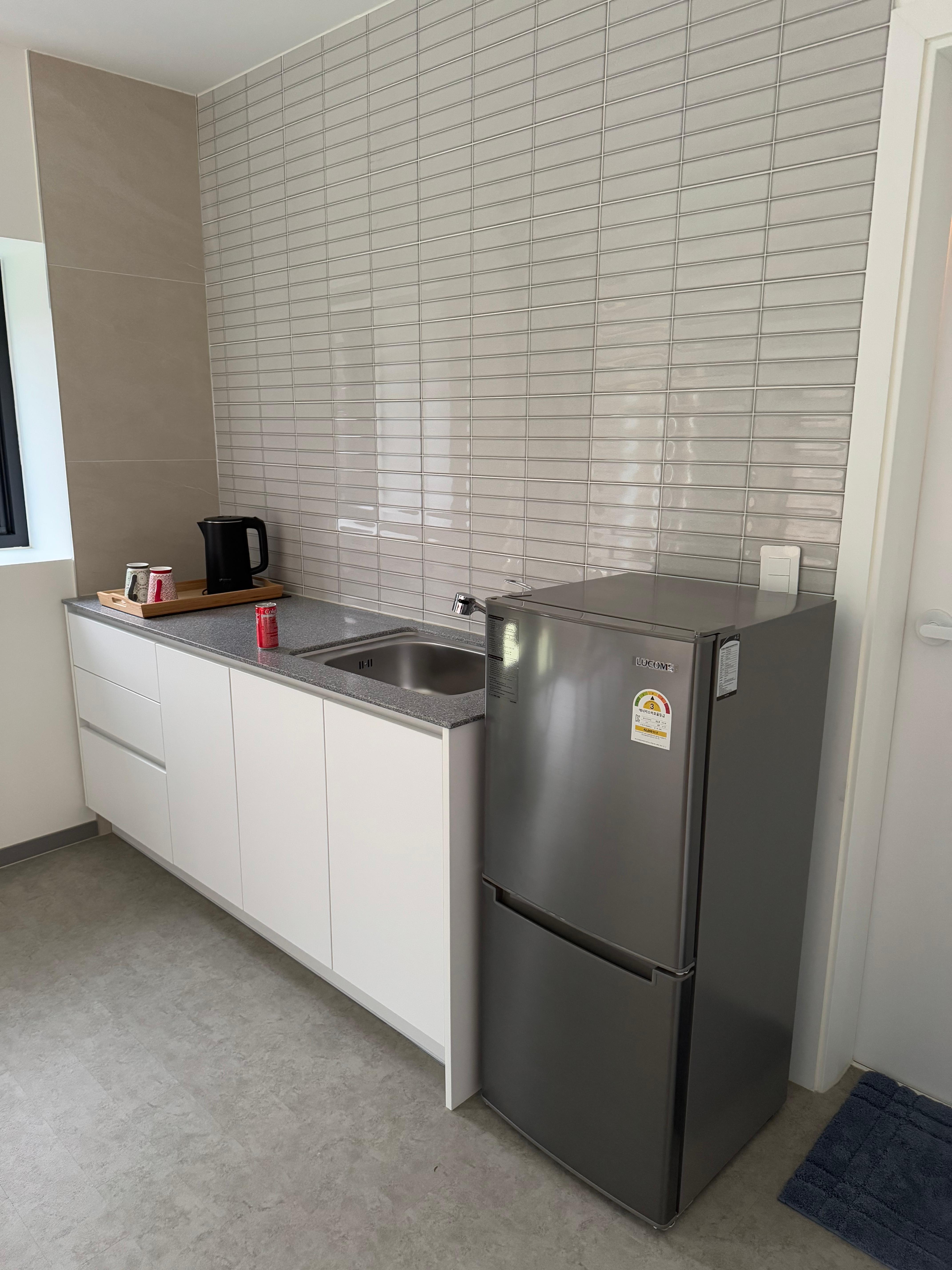 방 내부 개수대 및 냉장고