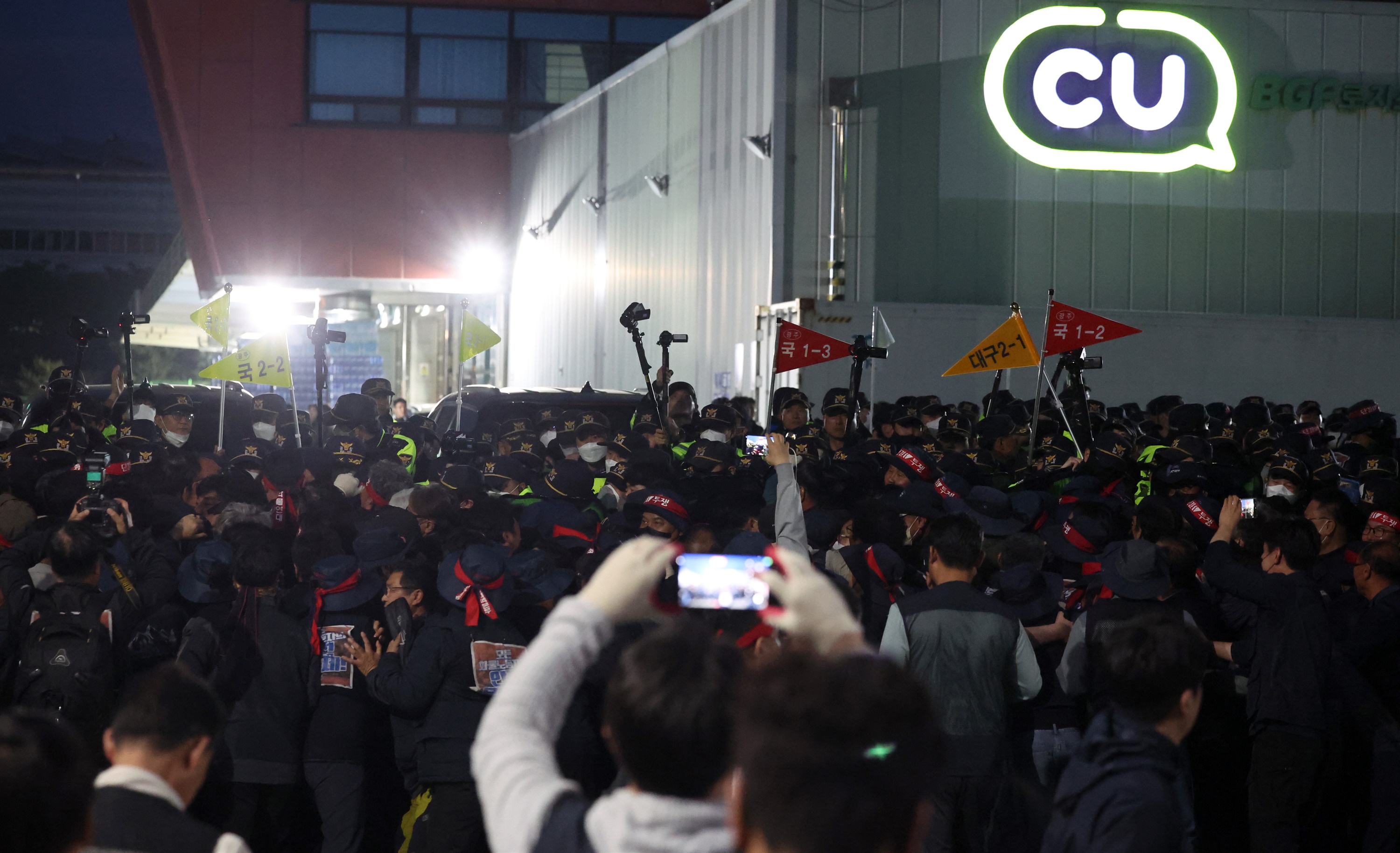 진주 화물연대 사고, CU 물류센터 사망, BGF리테일 원청교섭, 화물연대 총집결, 진주 정촌면 집회, 노동자 사망 사고, 노란봉투법 뜻, 특수고용직 정의, 노조법 2조 3조 개정, 화물연대 규탄대회, BGF로지스 파업, 특수고용노동자 교섭권, 민주노총 총력투쟁, 진주 예하리 사고, 화물 기사 처우 개선, 공권력 살인 논란, 실질적 지배력 판단, 간접고용 문제점, 노동3권 보장, 2026 노동법 이슈