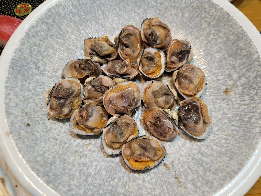 잘 삶아진 꼬막이 접시에 담긴 모습