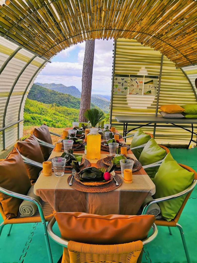 Colorful Breakfast on Mountain 산 정상에서 즐기는 다채로운 색감의 아침 식사 세트, 자연과 함께하는 특별한 순간