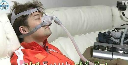 양압기를 착용하고 있는 전현무