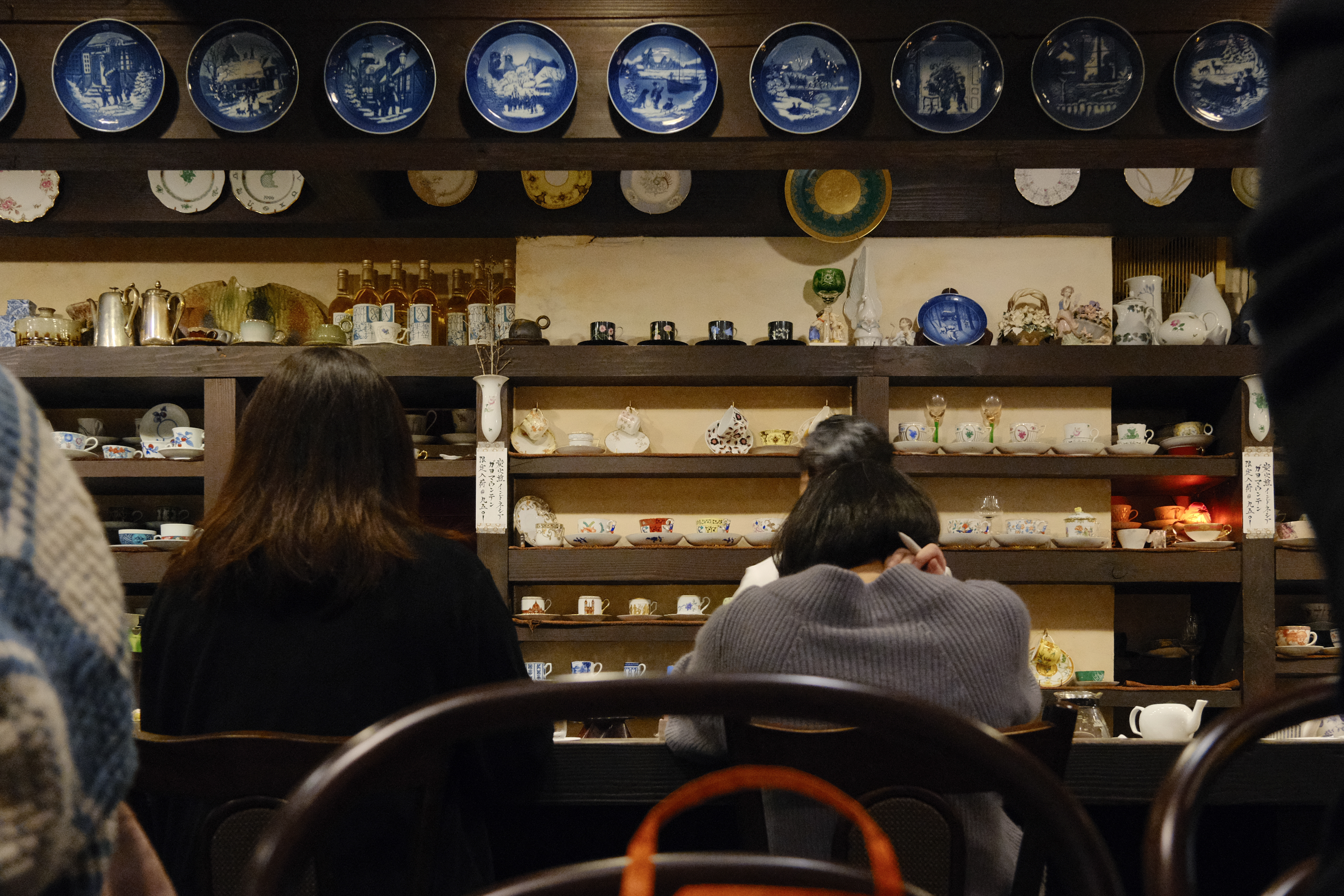 혼자 카페를 즐기는 사람들