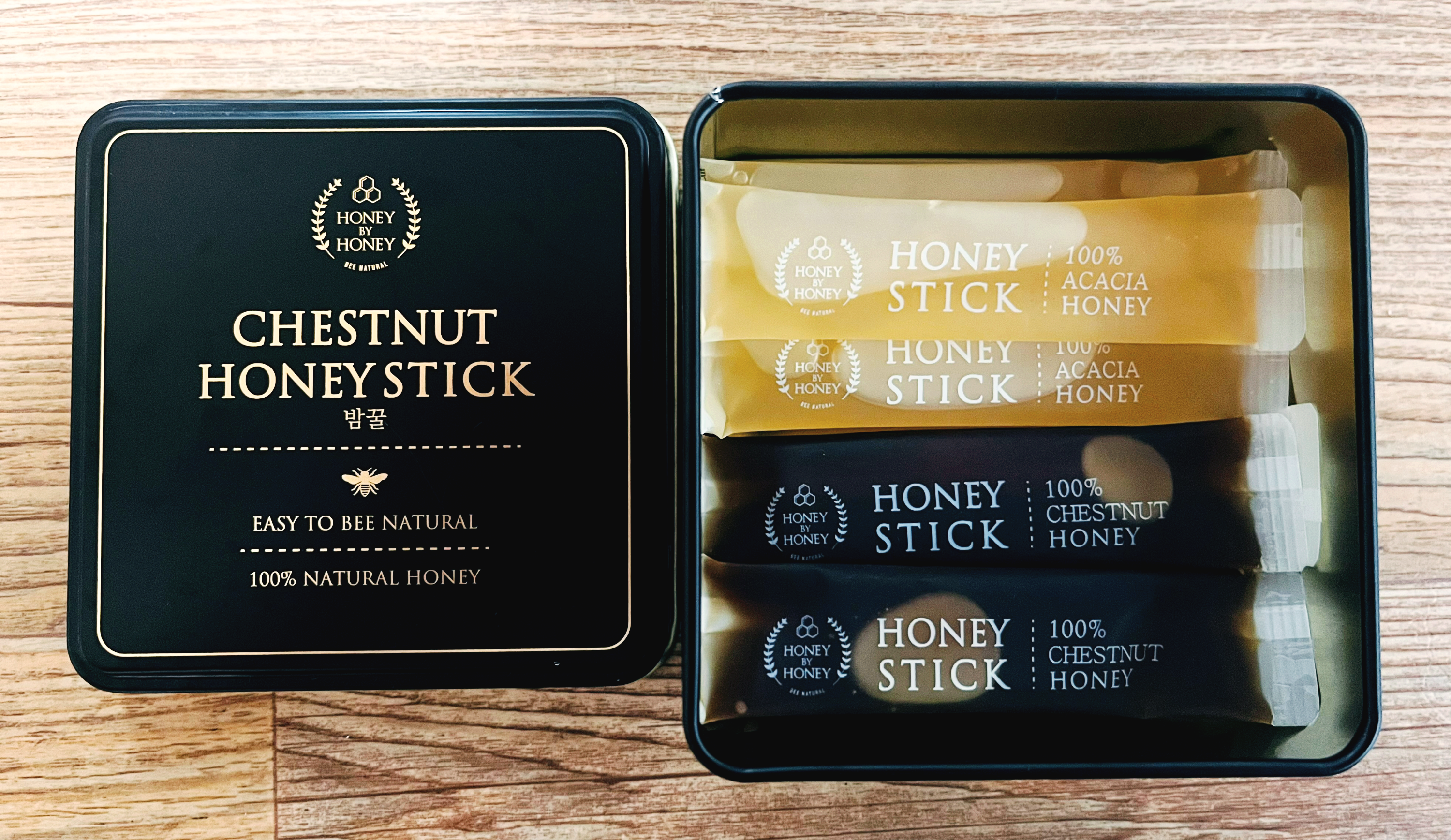 허니바이허니 꿀 케이스와 그 안에 담긴 아카시야꿀가 밤꿀의 사진