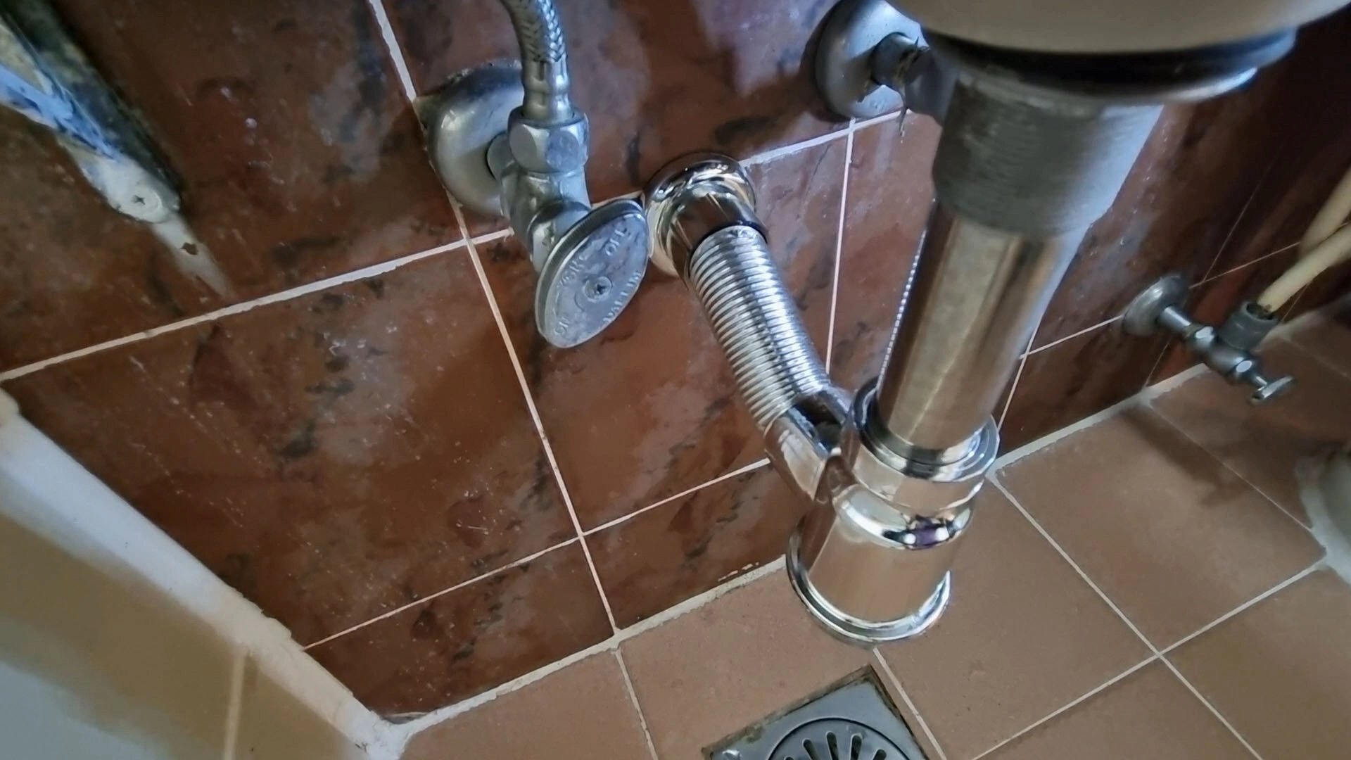 배수관 트랩 설치 완료 모습