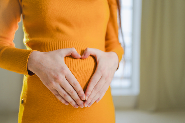 저출산 문제에 직면한 일본이 내년부터 건강의료보험을 정상분만에도 적용한다.