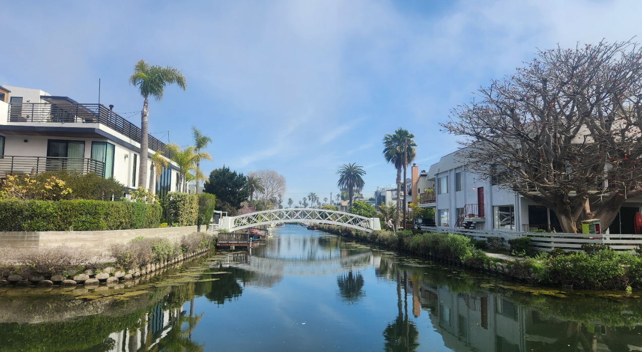 ☁️ 베니스 카널의 아침 – 물 위에 반사된 하늘과 다리 이미지