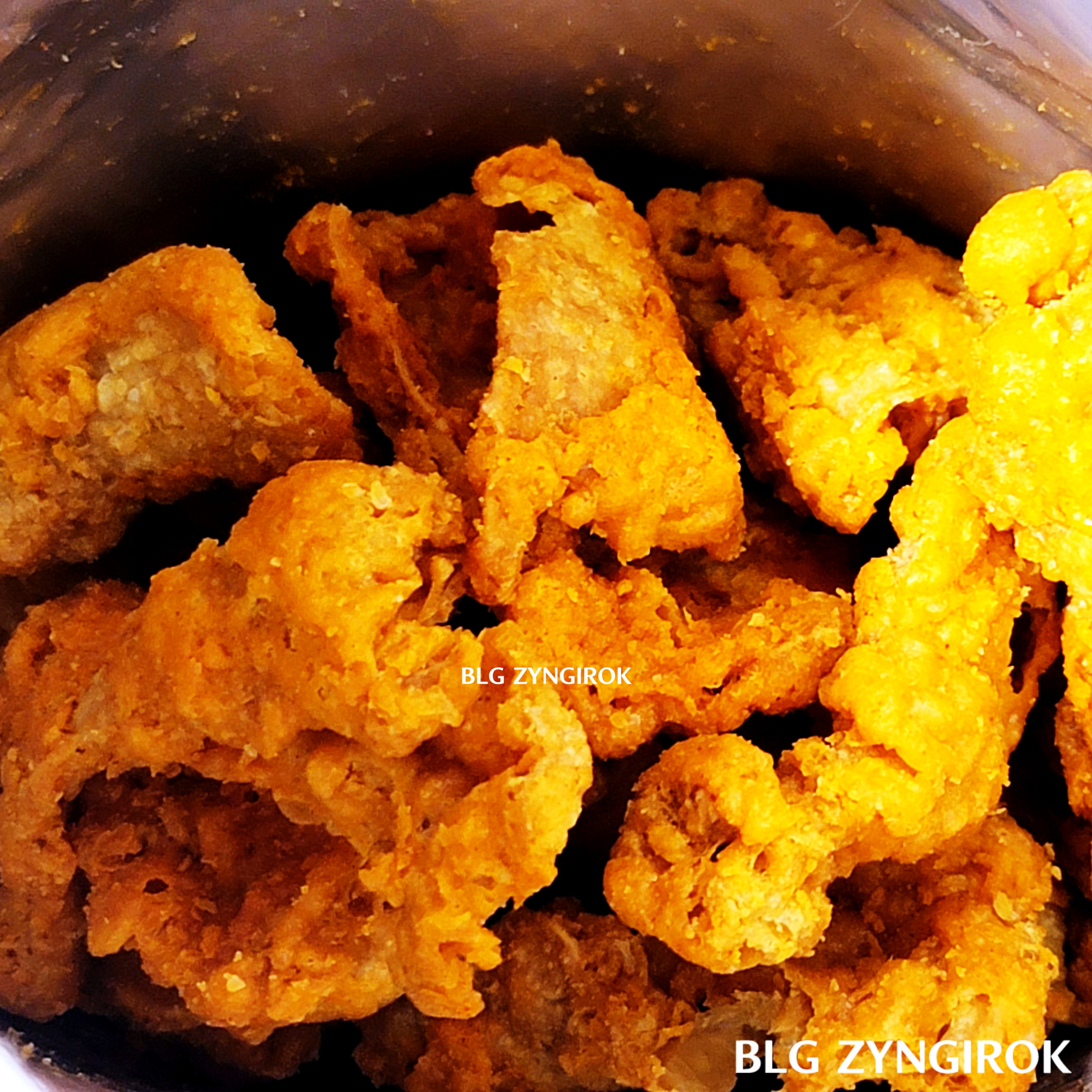 봉지를 개봉했을 떄 닭껍질 튀김이 들어있는 모습이다.