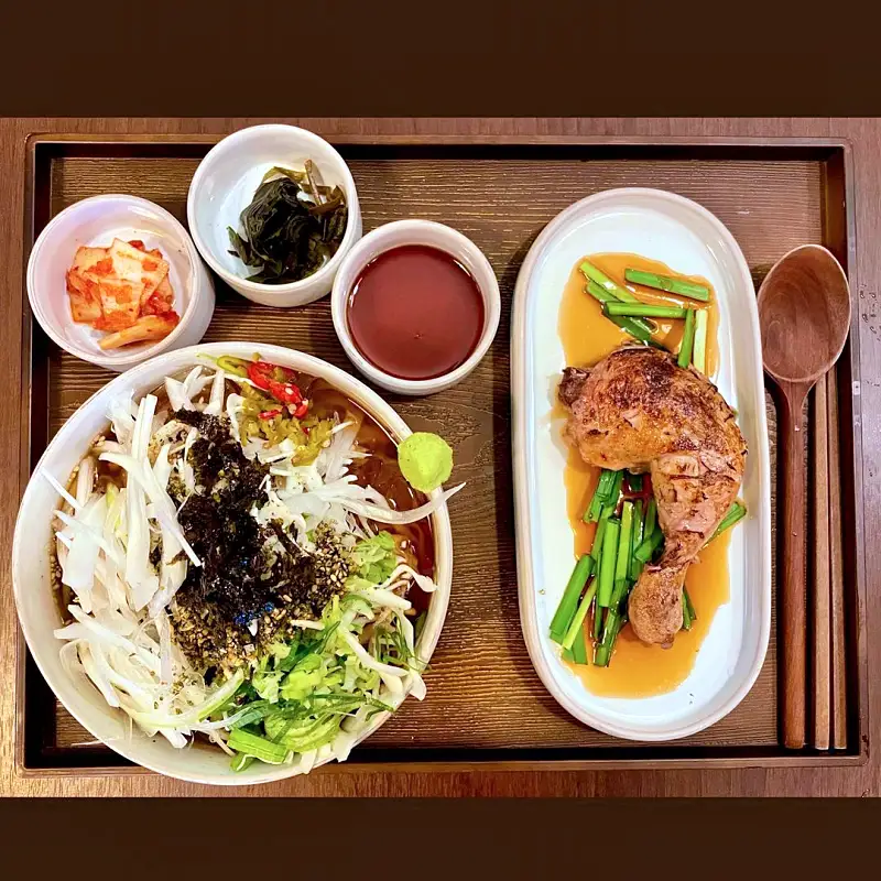 줄서는식당 한혜진 추천 옥수수면 부드러운 닭다리 살 조합 얼큰 우사골옥면, 들기름 비빔옥면, 닭무침, 냉옥면 맛있는 식당 강남구청 논현동 맛집 소개