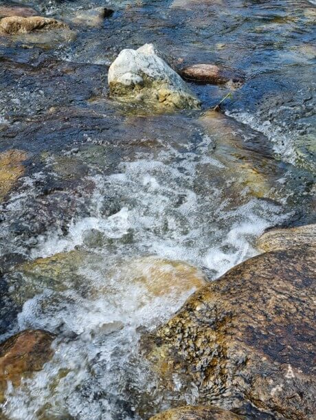 돌사이로-흐르는-계곡