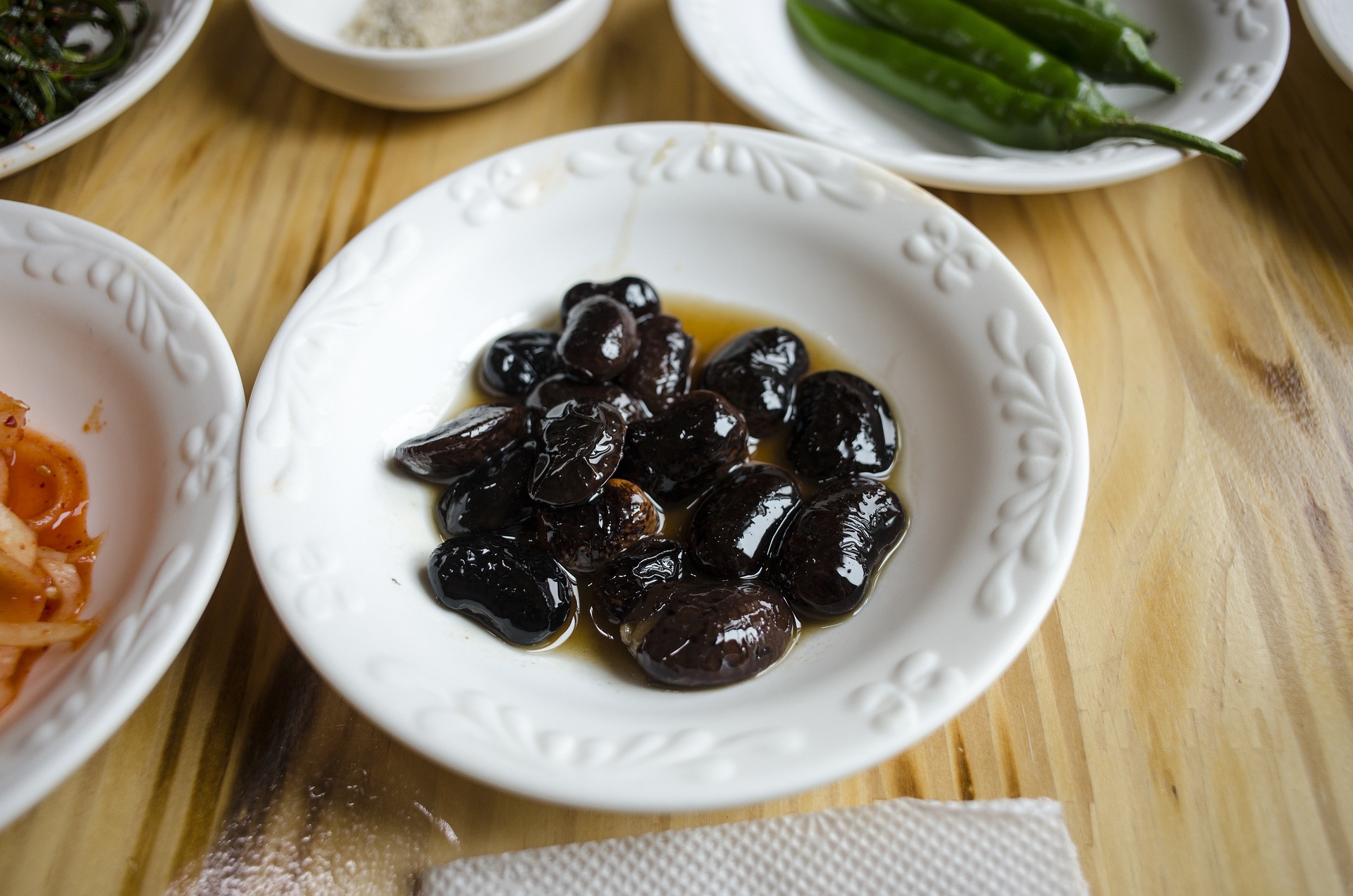 하얗고 작은 접시 위에 콩을 삶아서 간장에 졸인 콩자반 사진 - 태양인(太陽人)에게 맞는 음식