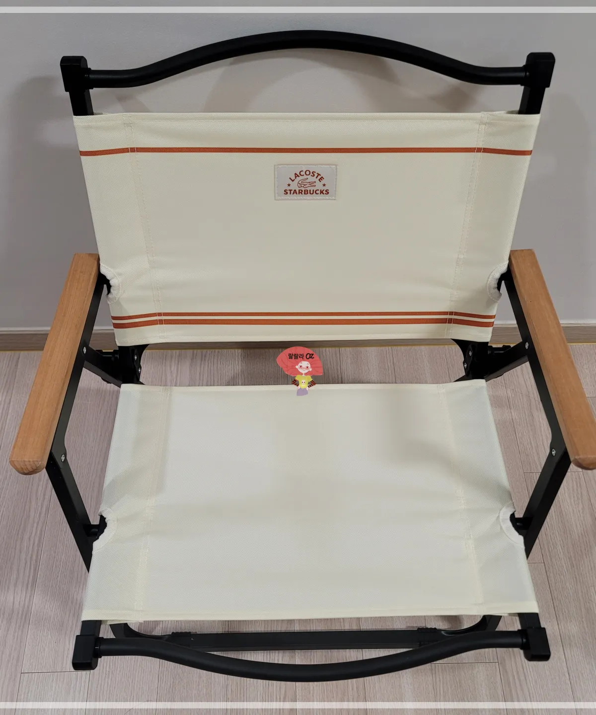 스타벅스-라코스테-굿즈-와이드-폴딩-체어-펼친-모습