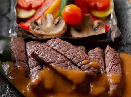 고급 레스토랑에서 스테이크를 먹는 꿈 : 꿈해몽