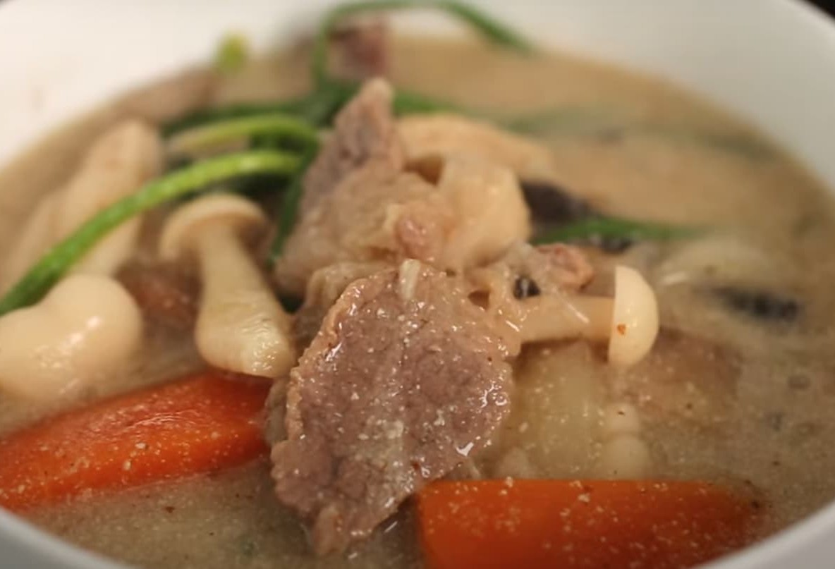 들깨가루로 만든 국물에 소고기, 당근, 버섯이 들어간 진한 풍미의 버섯들깨탕. 고소하고 부드러운 식감이 돋보이는 한국 전통 탕 요리